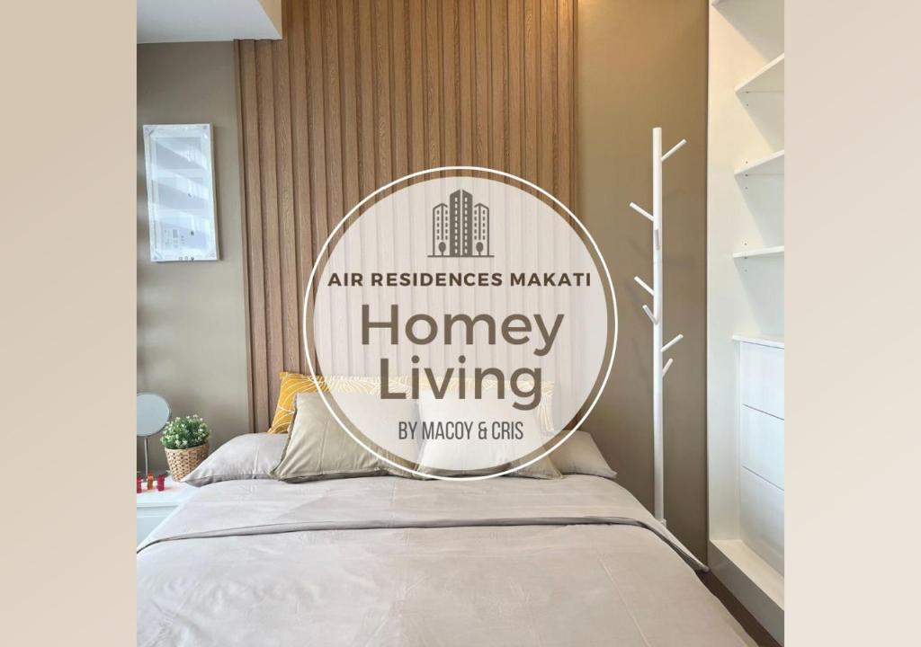 马尼拉Homey 1 Bedroom Unit at Air Residences的住在卧室的保留空气的游行蜂蜜标志