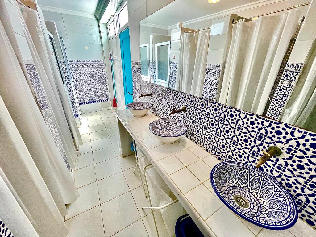 得土安Riad Darna的一间带两个盥洗盆和大镜子的浴室