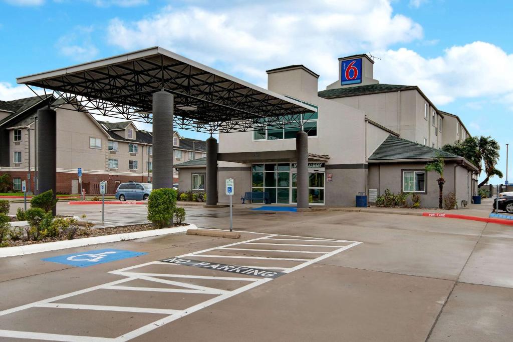 法尔Motel 6-Pharr, TX的前面有停车位的大楼