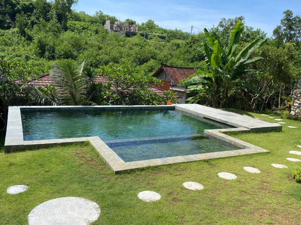 乌鲁瓦图毕龙博特家庭旅馆的一座房子的院子内的游泳池