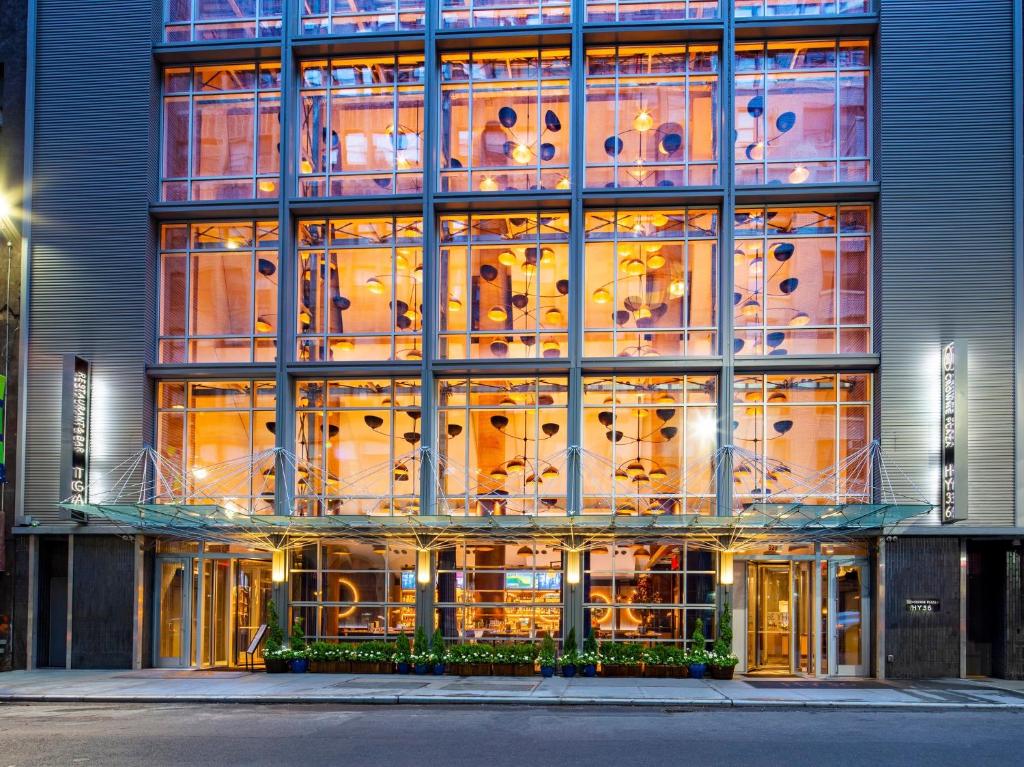 纽约曼哈顿中城皇冠假日酒店&度假村HY36的一座拥有许多窗户的大型建筑