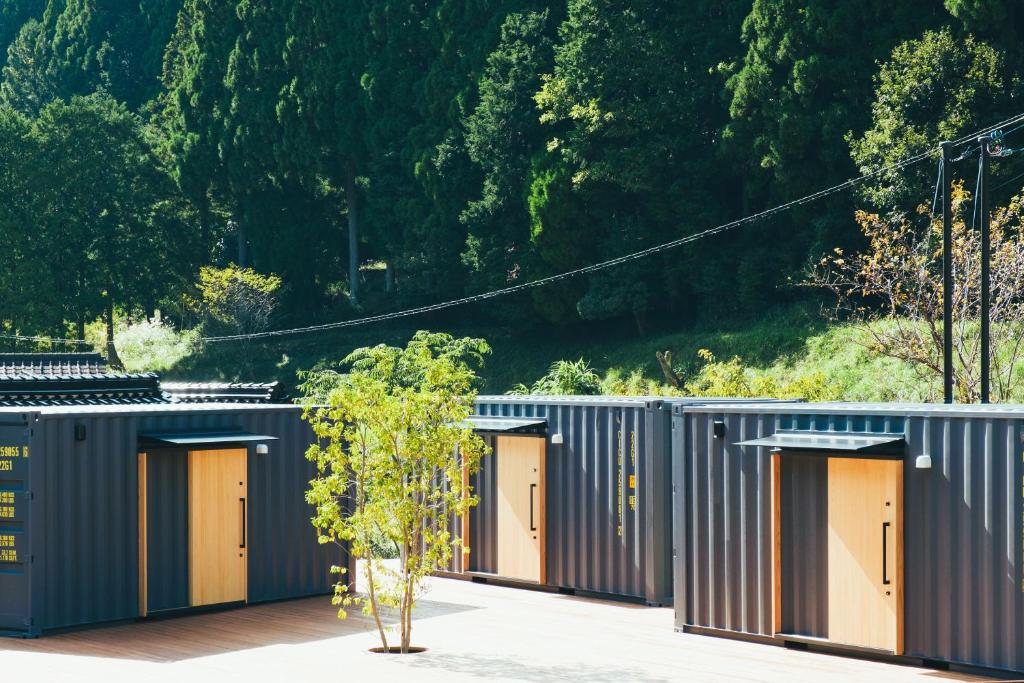 Nishiawakura安全第一 客室　コンテナハウス的一排带橙色门的灰色存储建筑