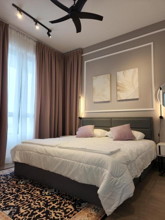 哥打巴鲁Nusa Luxurious Suite的一间卧室配有一张大床和吊扇