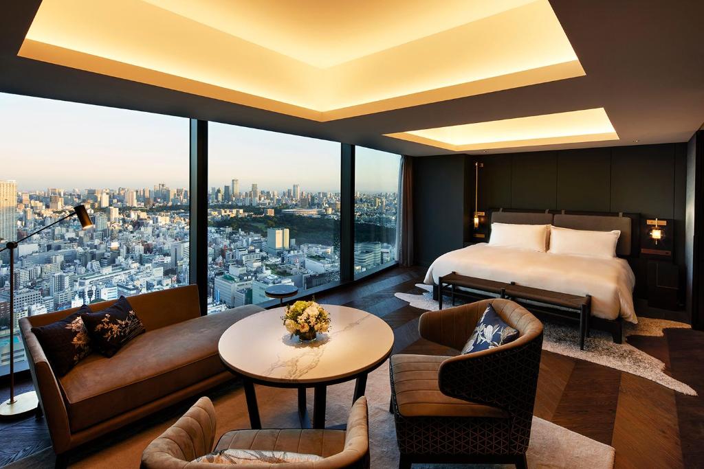 东京BELLUSTAR TOKYO, A Pan Pacific Hotel的酒店客房设有一张床和一个大窗户