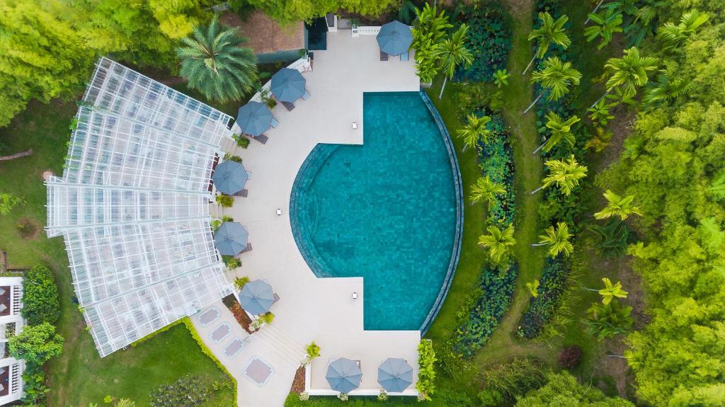 琅勃拉邦露塞公寓式酒店的享有度假村游泳池的空中景致