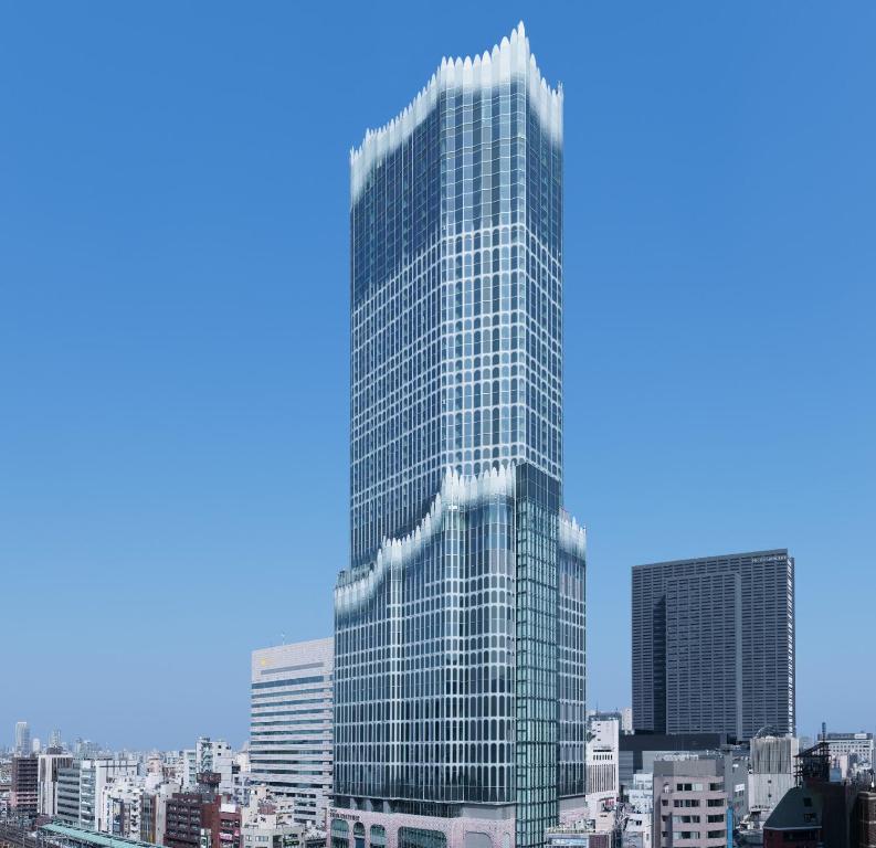 东京HOTEL GROOVE SHINJUKU, A PARKROYAL Hotel的一座高大的玻璃建筑