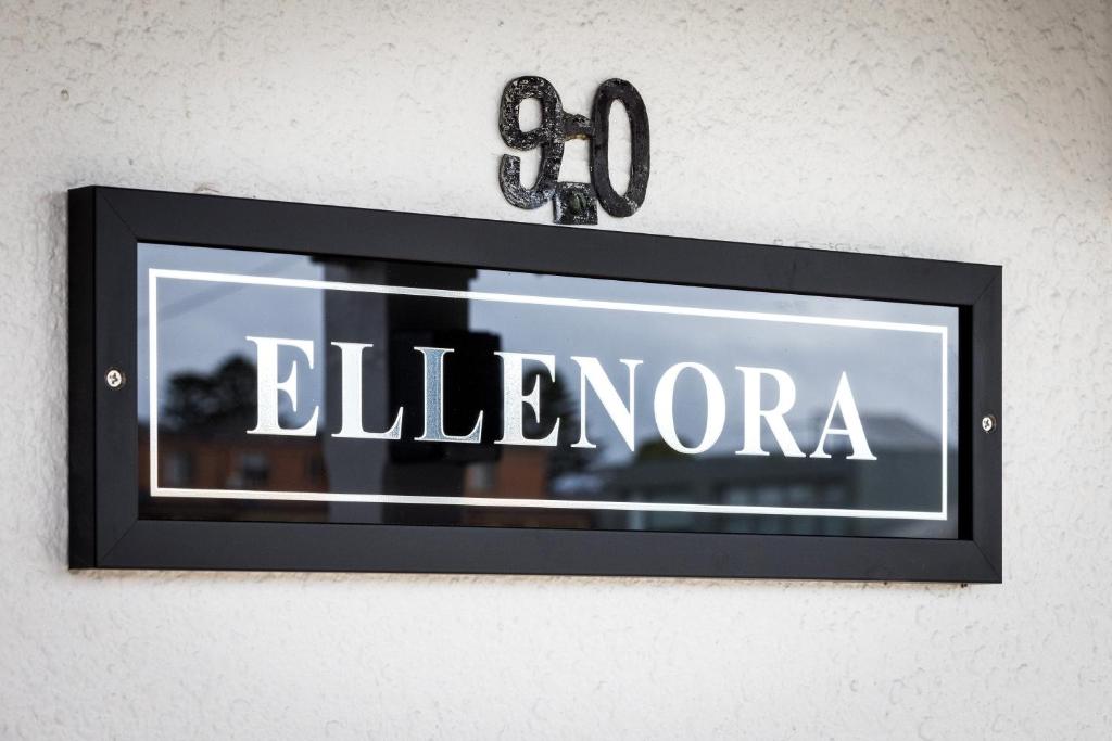 沃纳姆堡Ellenora的墙上有埃琳娜这个词的标志