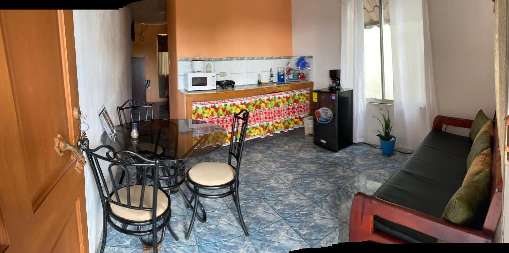 奎波斯城Apartamento Tamar的一间厨房,里面配有桌椅