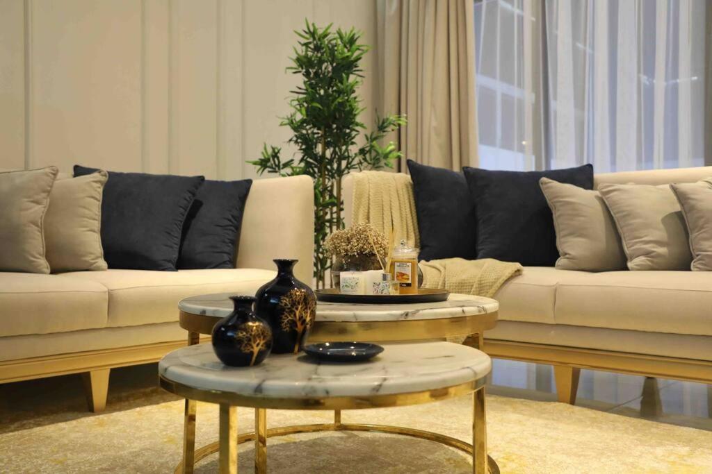 塞拉莱Cloud Villa Salalah的客厅配有两张沙发和一张桌子