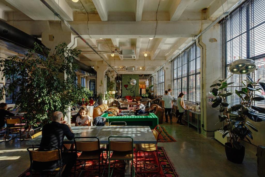 Fabrika Hostel & Suites餐厅或其他用餐的地方