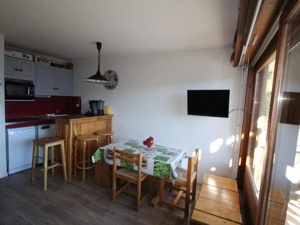 奥瑞斯Appartement Auris, 1 pièce, 4 personnes - FR-1-297-151的一间小厨房,内设桌椅