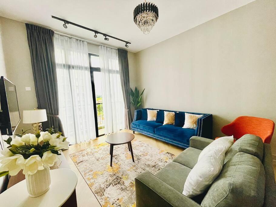 Bandar PenawarUrban Serviced Apartment的客厅配有沙发和桌子