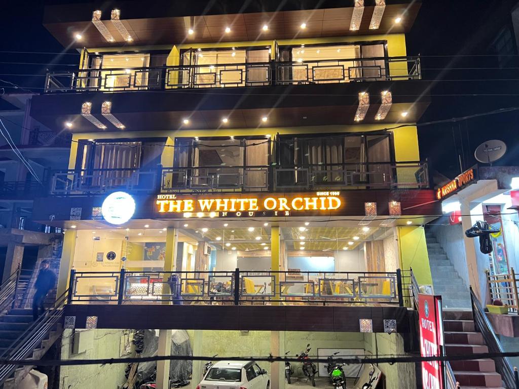 戴尔豪斯Hotel White Orchid Dalhausie的一座建筑物,上面有写着白人军官的标志