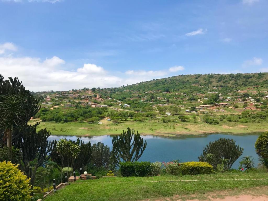 InandaEzweni Lodge的享有湖泊美景,后面是城镇