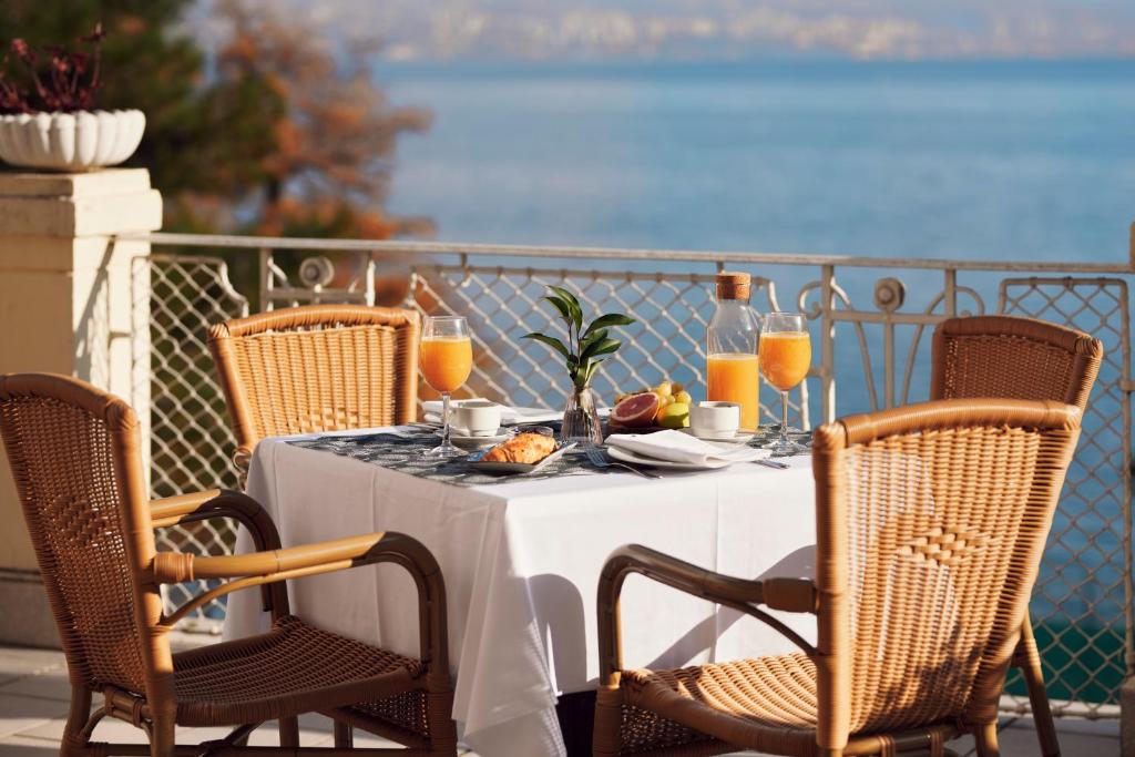 洛夫兰卢弗兰酒店的阳台上的桌子上摆放着食物和橙汁