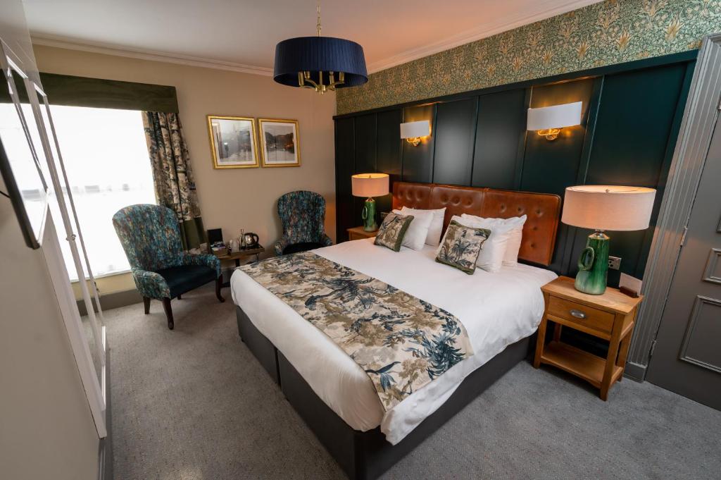 特伦特河畔伯顿Riverside Hotel by Chef & Brewer Collection的酒店客房,配有一张床、一张桌子和椅子