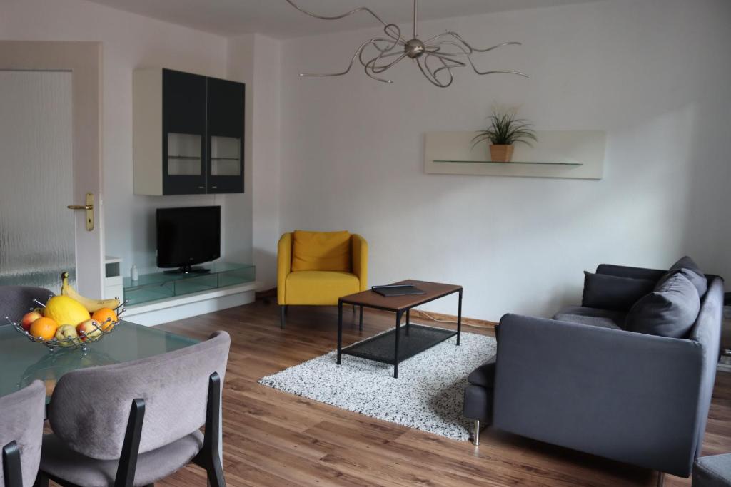 开姆尼茨alexxanders Apartments & Studios的客厅配有沙发和桌子