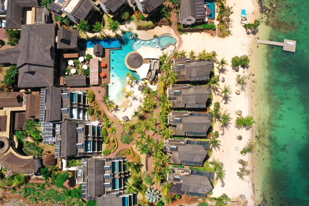 巴拉克拉瓦Le Jadis Beach Resort & Wellness - Managed by Banyan Tree Hotels & Resorts的海滩上的度假村的空中景致