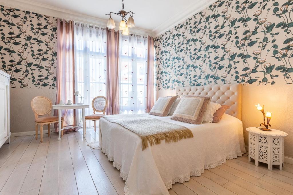 布鲁日B&B Yasmine Brugge的一间卧室配有一张带花卉壁纸的床