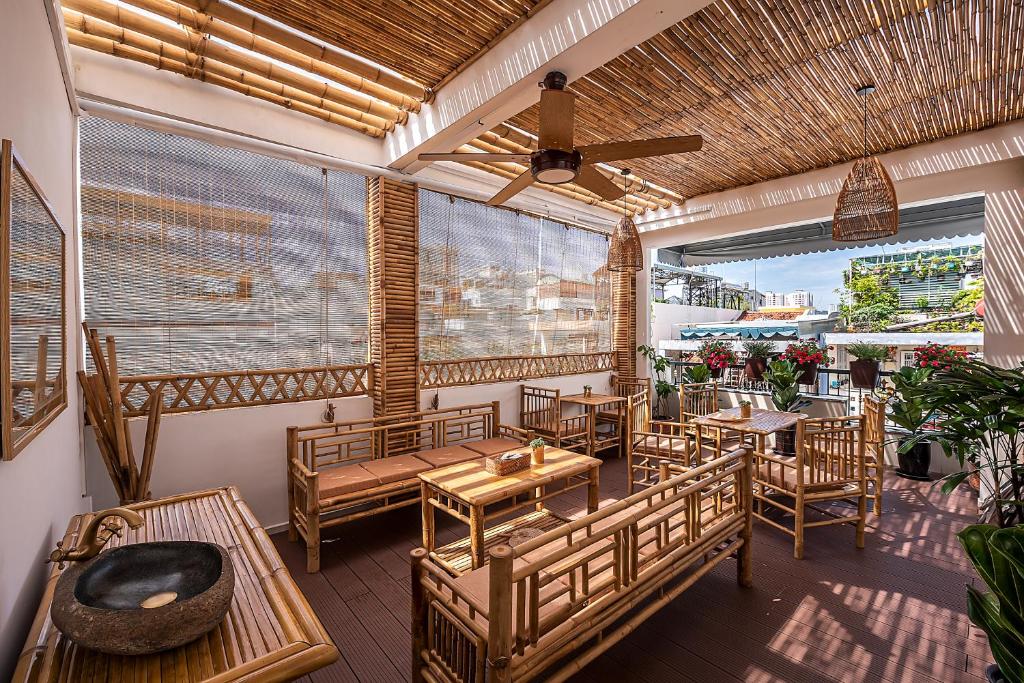 胡志明市Song Anh Indochina Studios Nguyen Thai Binh的庭院内的餐厅,配有桌椅