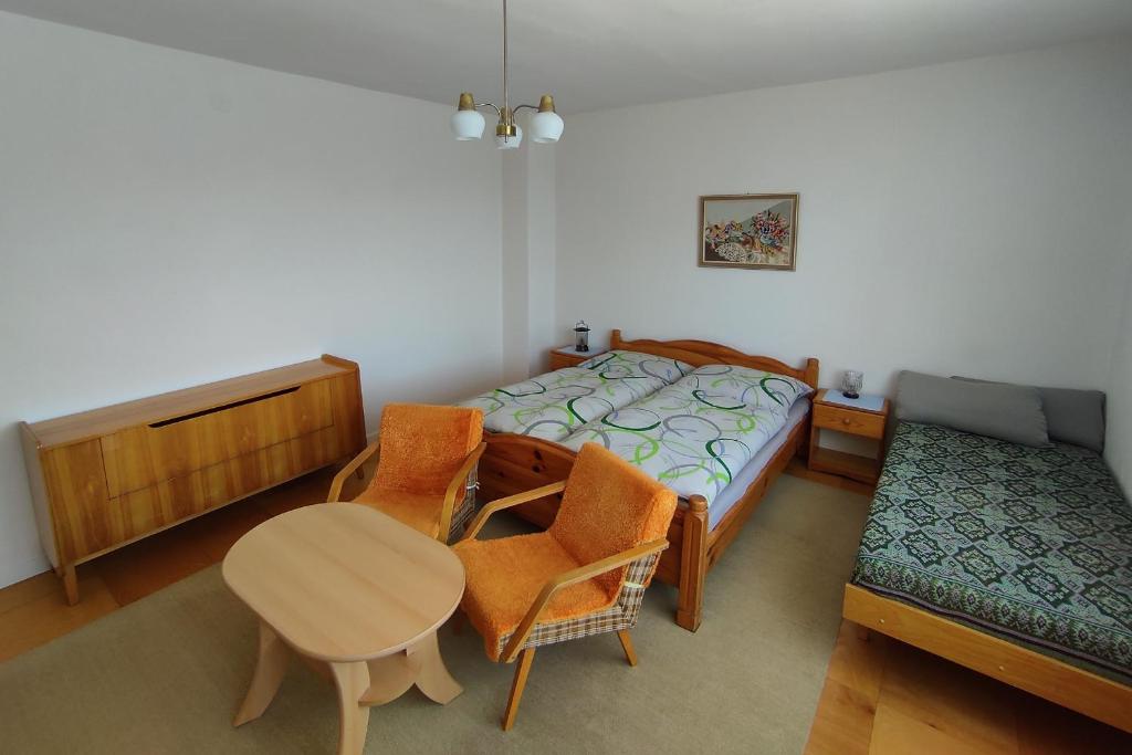 波普拉德Ubytovanie pre Vás的卧室配有一张床和一张桌子及椅子