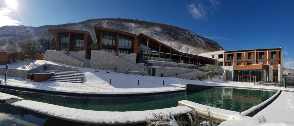 BoljevacHotel Ramonda的山前带游泳池的建筑