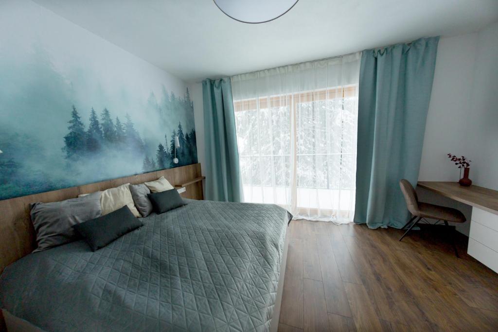 奥拉弗斯卡雷斯纳Apartmán Snow的一间卧室设有一张床和一个大窗户
