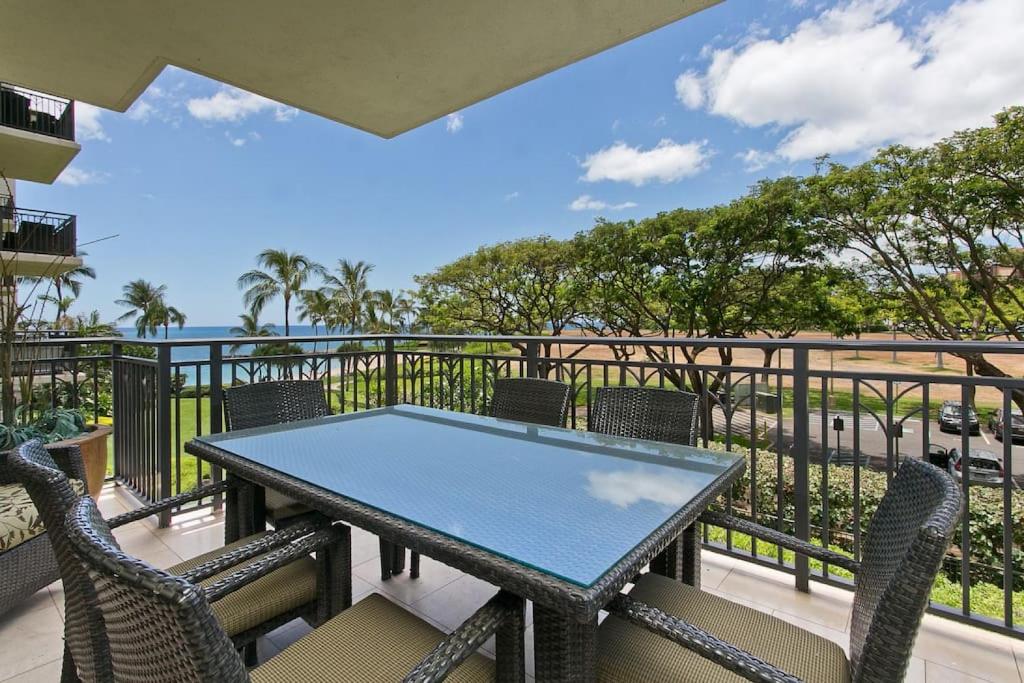 卡波雷Ko Olina Beach Villas B304 - 3BR Luxury Condo with Stunning Ocean View & 2 Free Parking的海景阳台上的桌椅