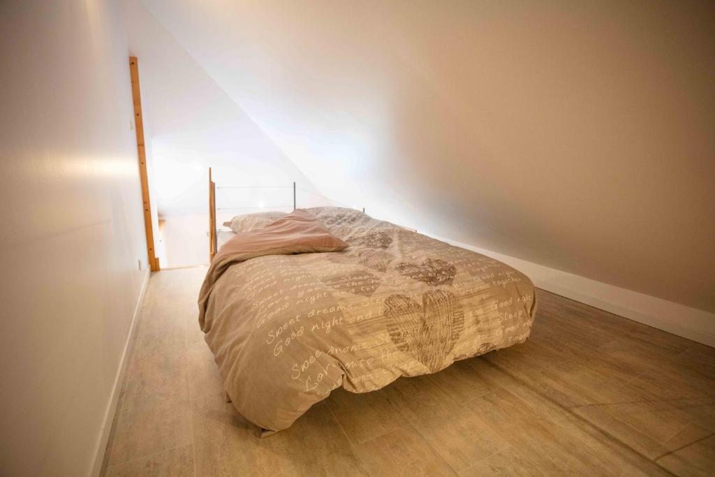Monestier-de-Clermontguesthome la petite salette的卧室位于客房的角落,配有一张床