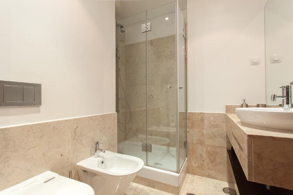 里斯本FLH Expo Cozy Apartment的带淋浴、卫生间和盥洗盆的浴室