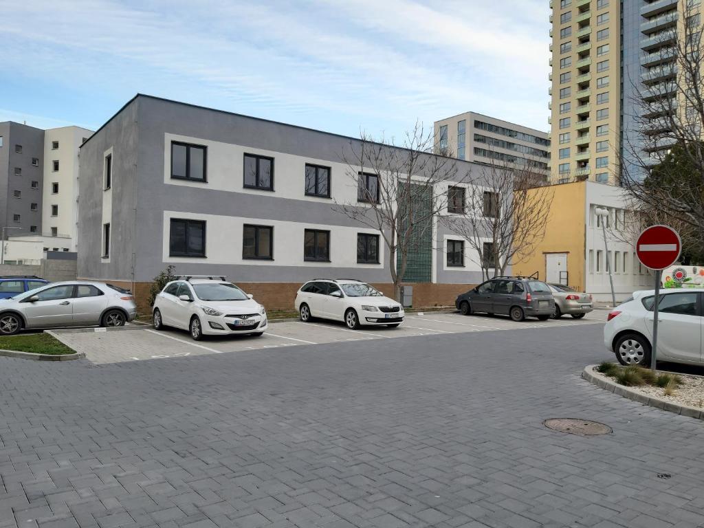 布拉迪斯拉发Living Bratislava &Mlynské Nivy& Bus station的停车场,停车场停在大楼前