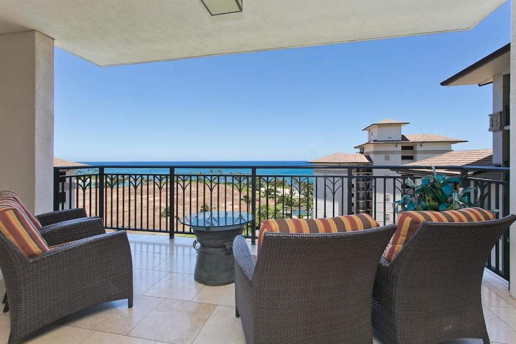卡波雷Ko Olina Beach Villas O1002 - 3BR Luxury Condo with Stunning Ocean View & 2 Free Parking的阳台配有椅子,享有海景。