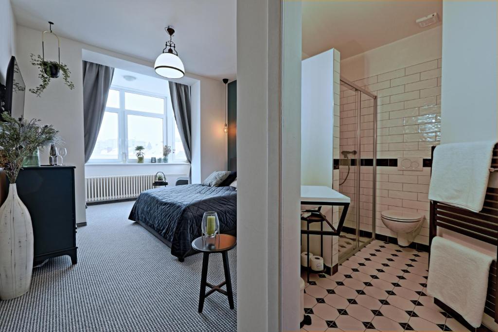 慕尼黑城堡Bella Casa的一间卧室配有一张床,浴室设有淋浴。
