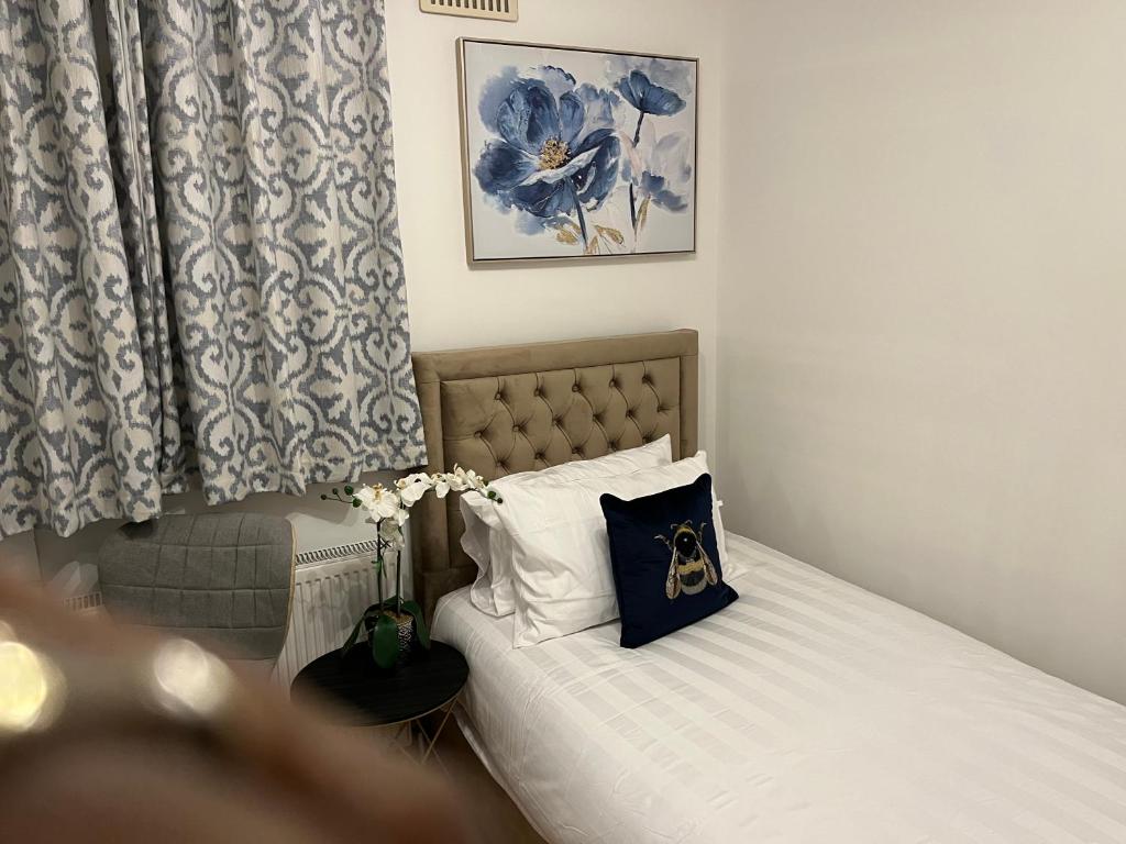 莱斯里普TJ Homes - Double room with Single Bed - 3 Min to Tube station - London的一间卧室配有一张带枕头的床