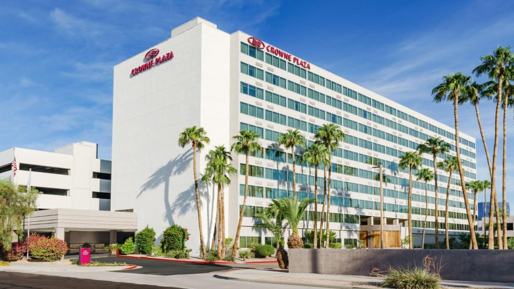 凤凰城Crowne Plaza Phoenix Airport - PHX, an IHG Hotel的一座棕榈树的办公楼