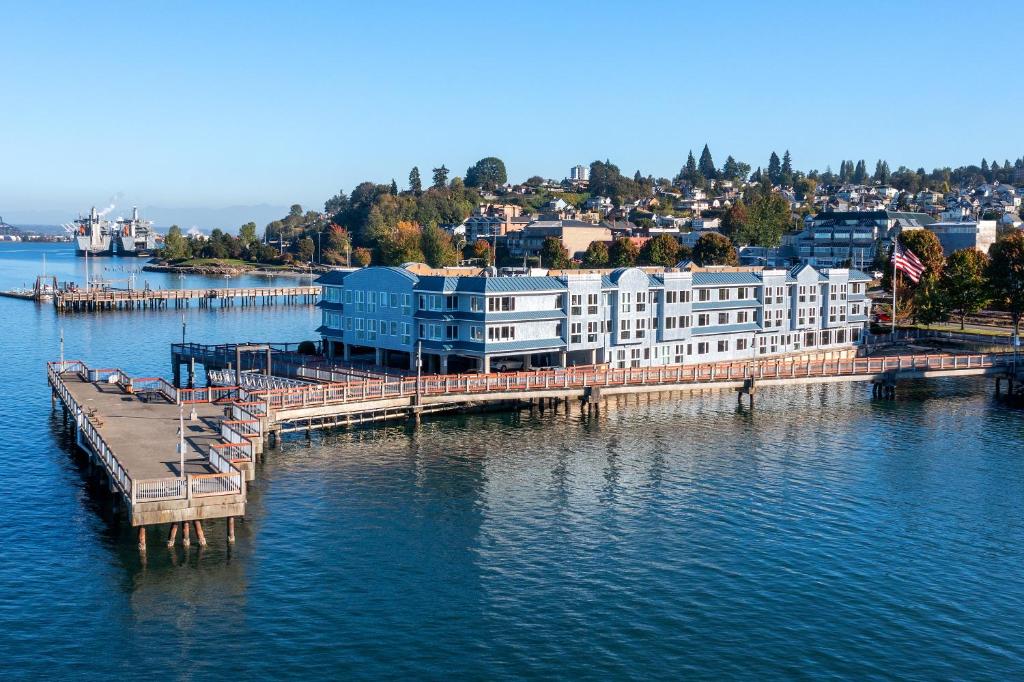 塔科马Silver Cloud Hotel Tacoma Waterfront的水面上一座建筑物