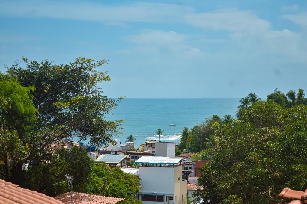 凯鲁Villa do Mar的城市的背景海景