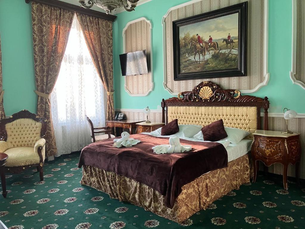 布拉格Hotel Klarinn Prague Castle的卧室配有一张床,墙上挂有绘画作品