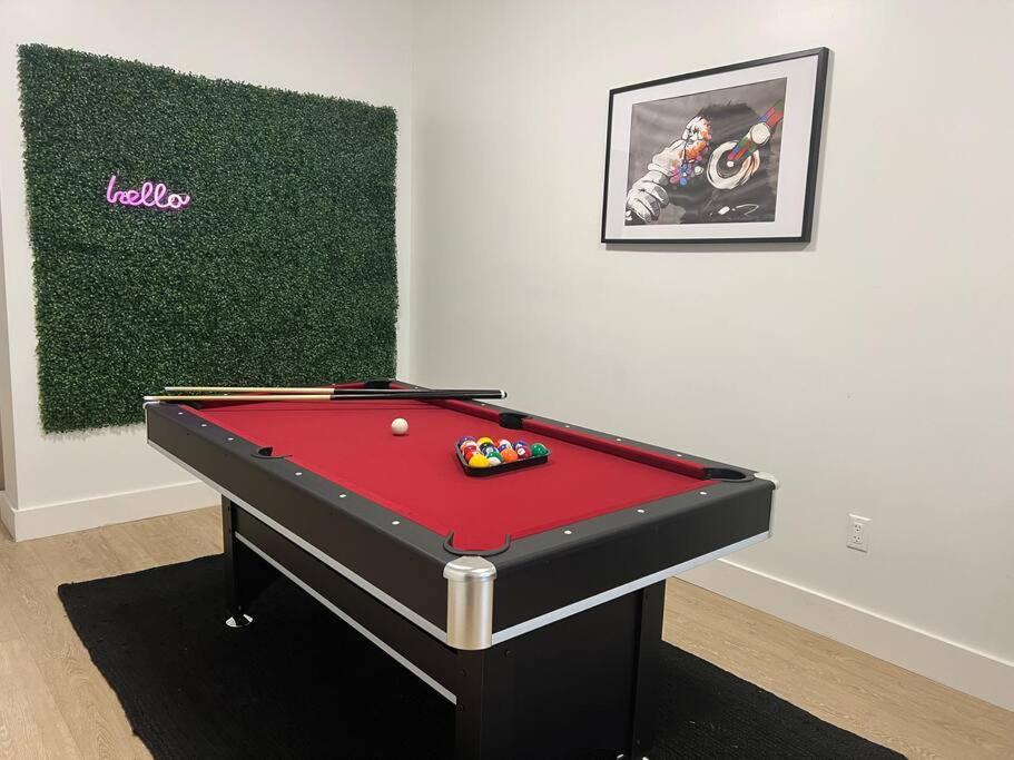 布鲁克林Modern 2 bedroom apt w pool table in Heart of BKLYN的一张台球桌,放在一间有广告的房间