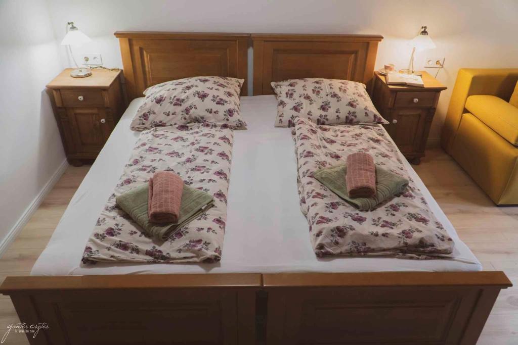大瓦若尼Holiday home in Nagyvazsony - Balaton 43410的床上有2个枕头