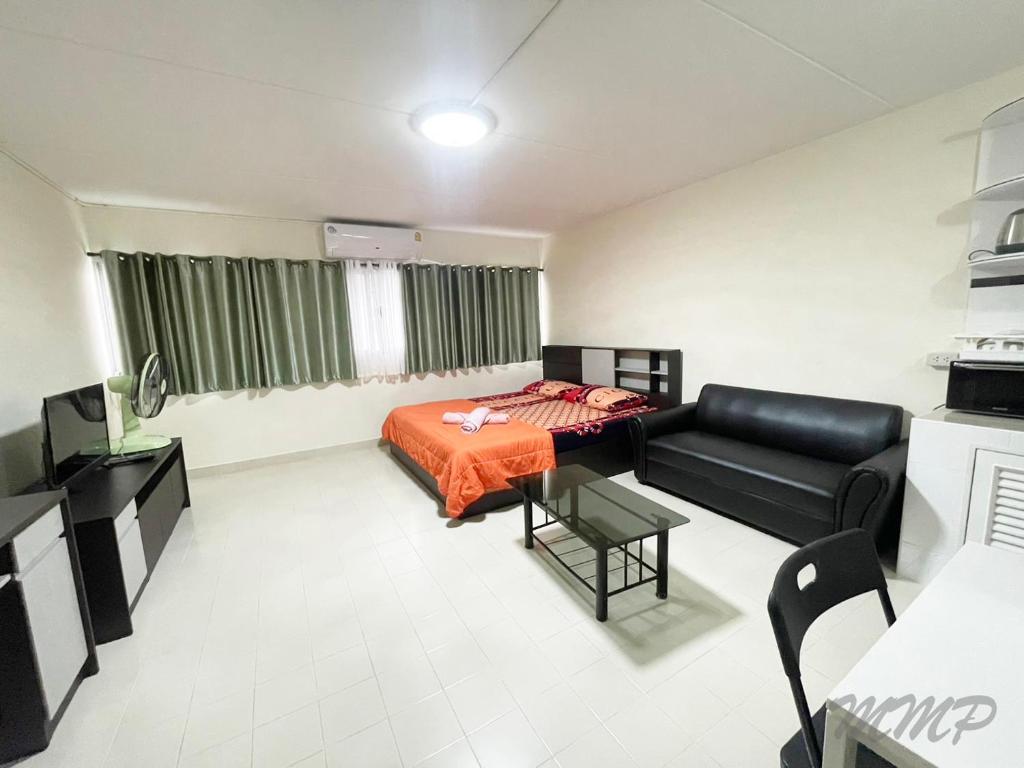 Thung Si Kanป็อปปูล่าคอนโด เมืองทองธานี ใกล้ Impact 酒店 公寓的客厅配有床和沙发