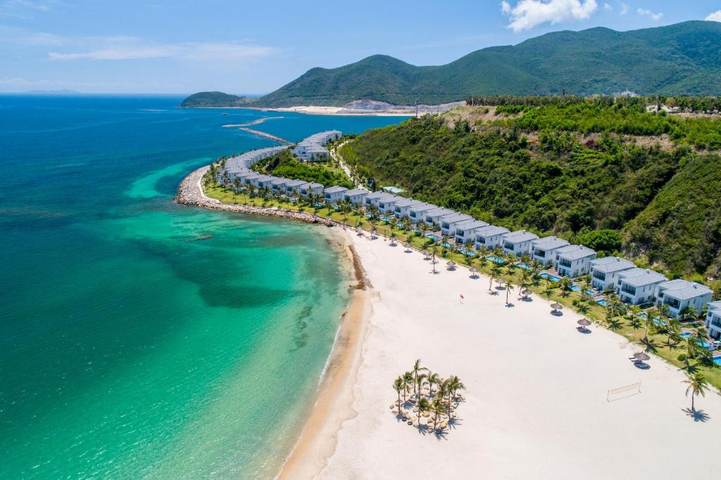 芽庄Vinpearl Resort Nha Trang的享有海滩空中美景和度假胜地