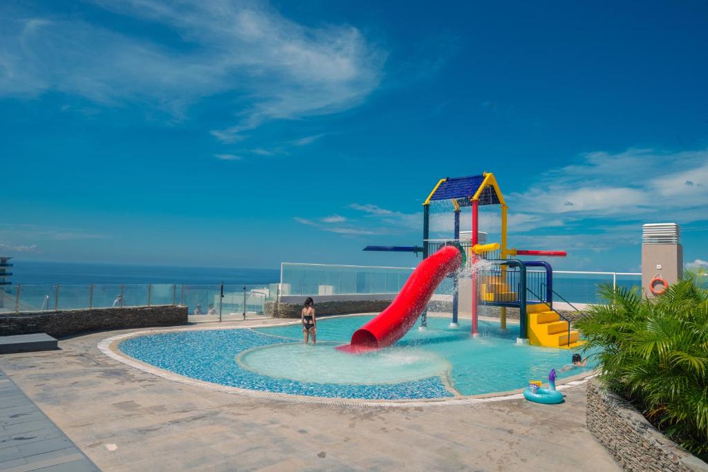 圣玛尔塔Resort de Reserva del Mar的游泳池内带滑梯的水上公园