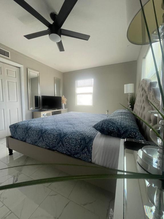 萨拉索塔3 miles to Siesta Key #1 Beach in America的一间卧室配有一张带吊扇的床