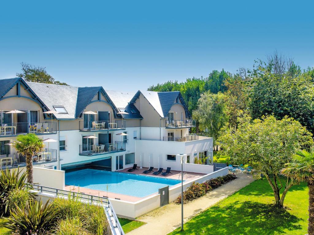 贝诺代阿伟尔花园蓝色假日公寓的享有带游泳池的大房子的空中景致