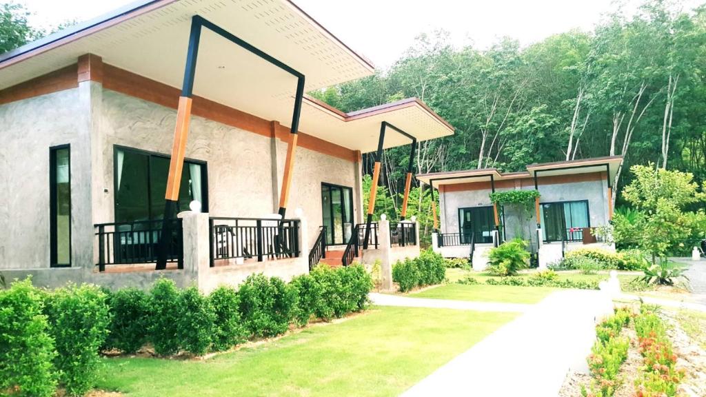高兰Serene Lanta Resort的前面有草坪的房子