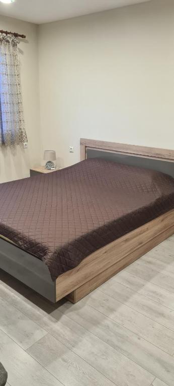 鲁塞ЗАРА的一张木架床