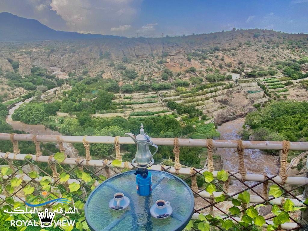 SayqRoyal view Villa استراحة الشرفة الملكية的享有山谷景致的玻璃桌
