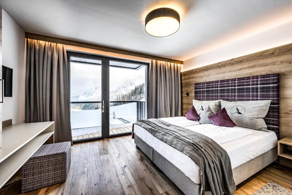朗根费尔德Nativo Bergaparts的一间卧室设有一张大床和一个大窗户