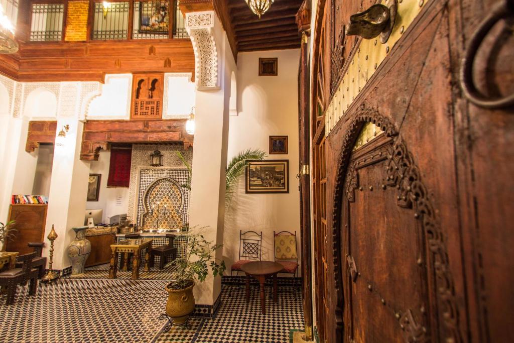 非斯达拉卜卡拉酒店的走廊设有木门和用餐室